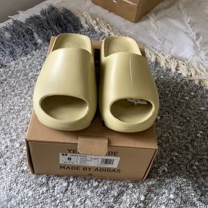 Yeezy Resin Slide